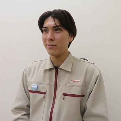 対話中のオプトデバイス製造部　半導体製造工程リーダー　T.Aさん