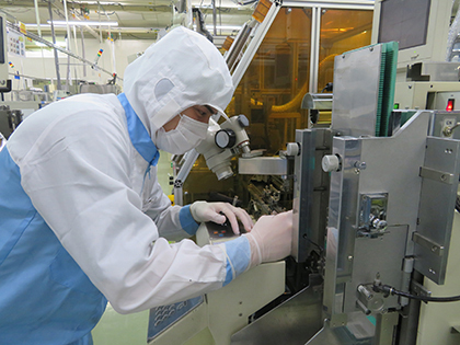 フォトカプラー組立ラインでの業務中のオプトデバイス製造部　半導体製造工程リーダー　T.Aさん